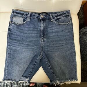 Judy Blue LA Womens Denim Shorts Size 13/31 Frayed Hem Dark Wash